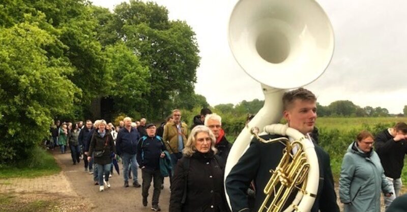 Wandelaars en muzikanten in Oldenzaal laten zich niet afschrikken door kou en regen
