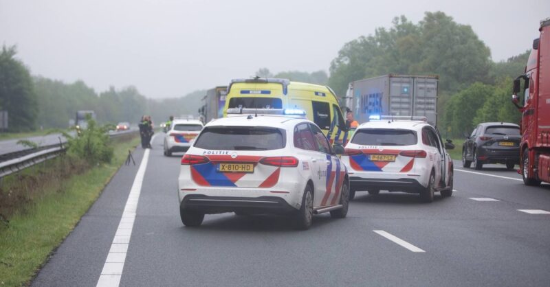 Aanrijding op A1 bij De Lutte; bestuurder overleden