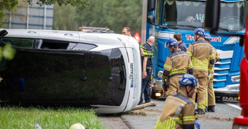 Auto over de kop na ongeval op A1 bij Oldenzaal