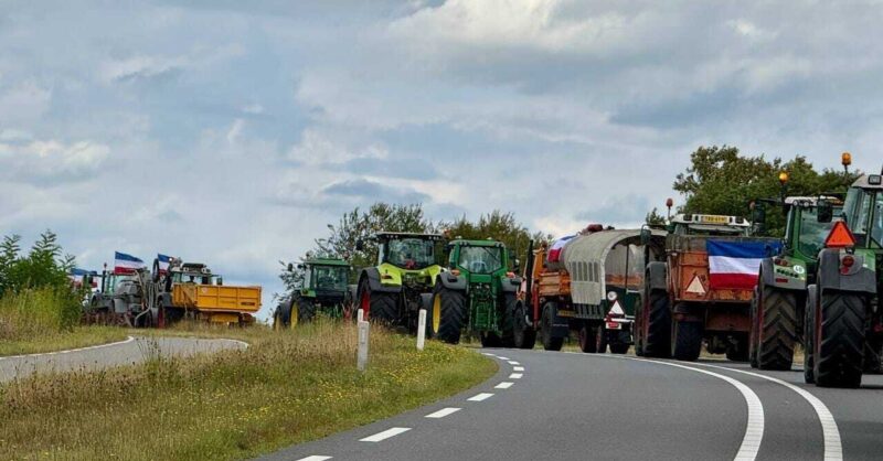 Protesttrekkers op Vliegveldstraat in Deurningen