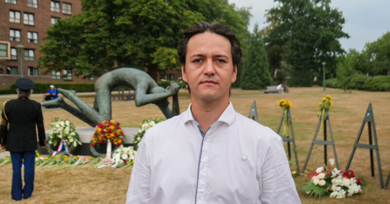 Enschedese Dinand (29) trekt tijdens Indië-herdenking zijn mond open: ‘Dit laat ik niet over mijn ka