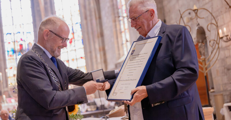 Zilveren erepenning Oldenzaal voor pastoor Reerink; steunpunt binnen en buiten de kerk