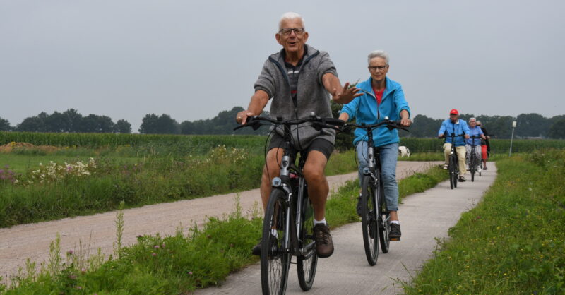 Pijlen en papier wijzen deelnemers de weg bij Tubbergse Fiets4Daagse