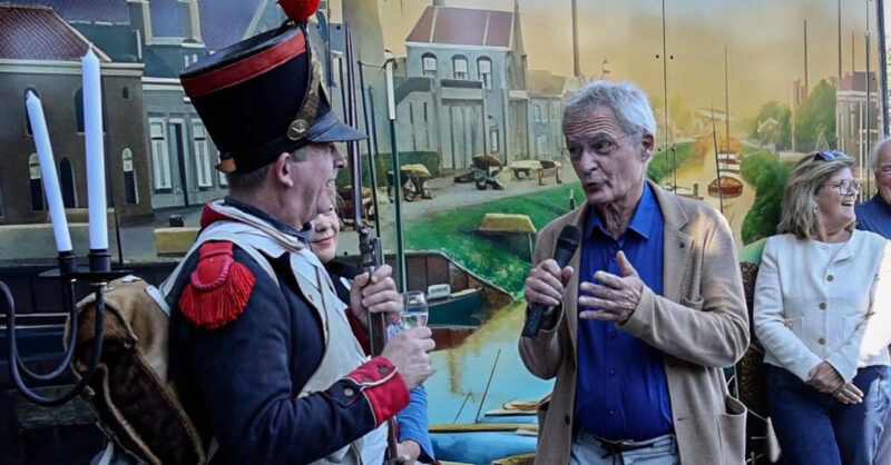 Herman Finkers opent in Almelo gerestaureerde mozaïektunnel en spreekt audiotour in