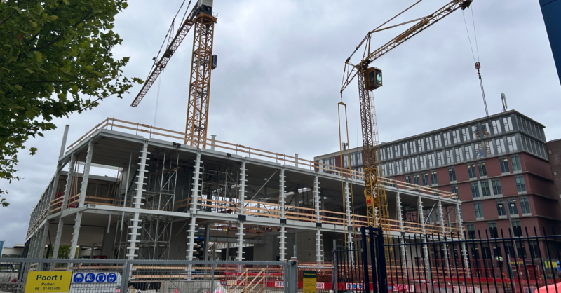 Kijkje achter de bouwhekken van de nieuwe rechtbank in Almelo: 'Muurtje metselen en speurtocht voor 