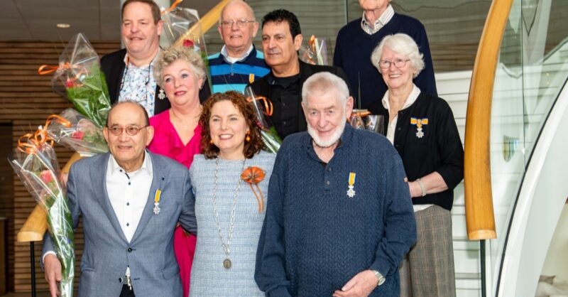 Almelose burgemeester speldt 8 inwoners versierselen ridderorde op, daar blijft het niet bij