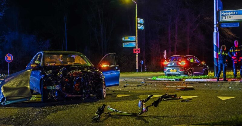 Zeker één gewonde bij zwaar verkeersongeval in Hengelo