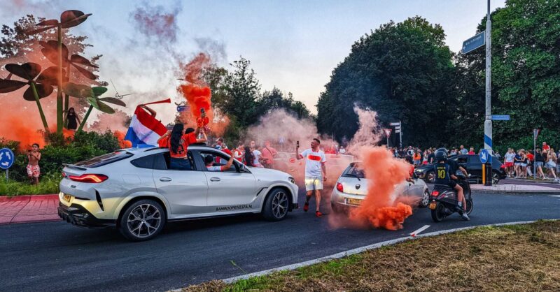 Eerste WK-winst van Oranje... dús staat de rotonde in Enschede-Zuid weer op z'n kop