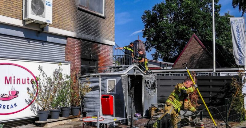 Tuinhuis in Enschede verwoest door felle brand, schade aan wooncomplex
