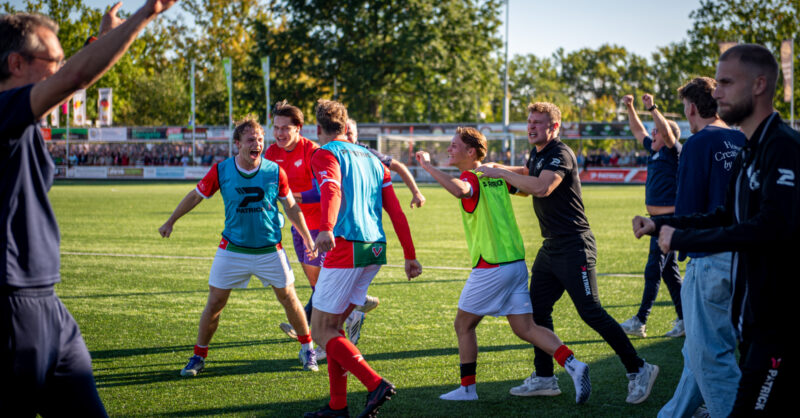 'Een bizarre entourage': Drieduizend supporters genieten van herboren Haaksbergse voetbalderby