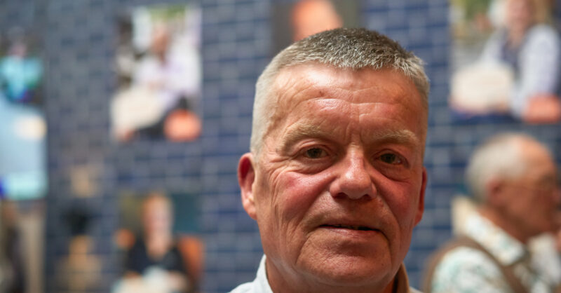 Klaas Boersma, projectcoördinator van jubilerend Present, ontvangt gouden Enschede-speld