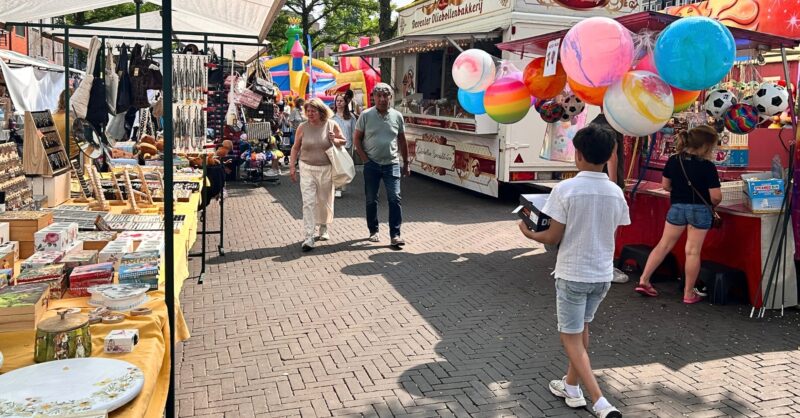 Almeloërs genieten van zomerse koopzondag in de binnenstad