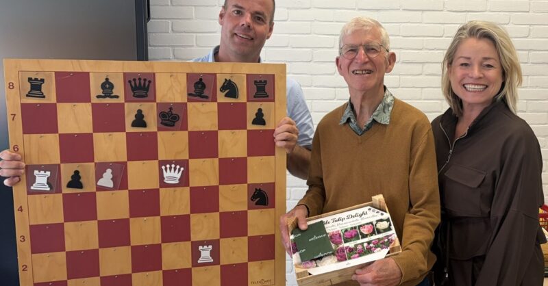 Leerlingen verrassen 80-jarige schaakleraar Gerhard Poorthuis met cadeau van Wensboom Losser