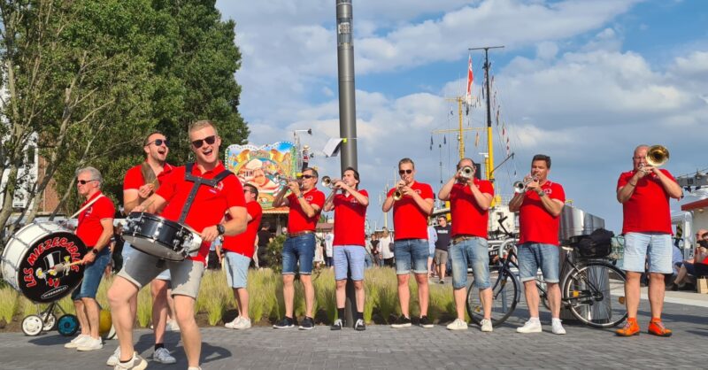 Pretorkest Les Miezerables Weerselo viert jubileum met feestavond, vinyl en eigen Miezerable biertje