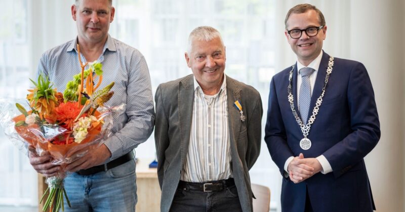 Welverdiende Koninklijke lintjes alsnog bij twee Almelose vrijwilligers opgespeld