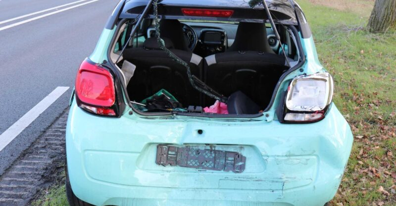 Busje botst achterop auto bij Losser: bestuurster naar ziekenhuis