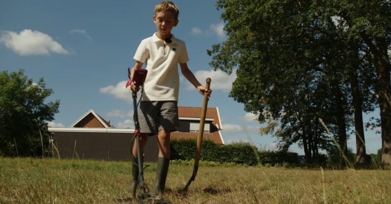 Tygo (9) uit Saasveld vindt eeuwenoude broche uit Vikingtijd