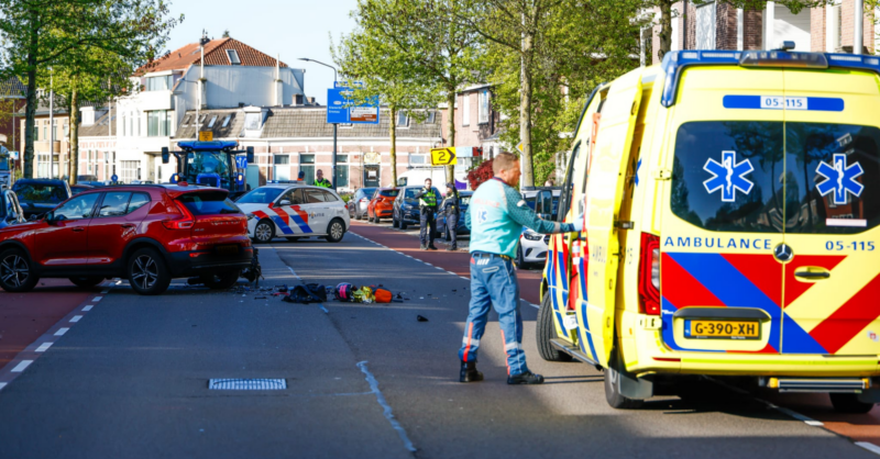 Motorrijder gewond bij aanrijding in Enschede, weg bezaaid met brokstukken