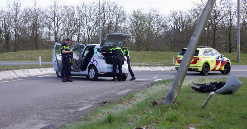 Automobilist botst tegen lantaarnpaal in Oldenzaal