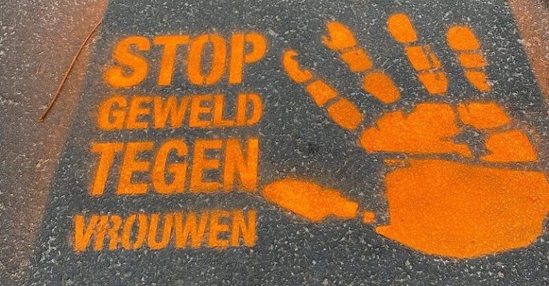 ‘Spiegelgedicht’ moet bewustwording over geweld tegen vrouwen vergroten in Oldenzaal