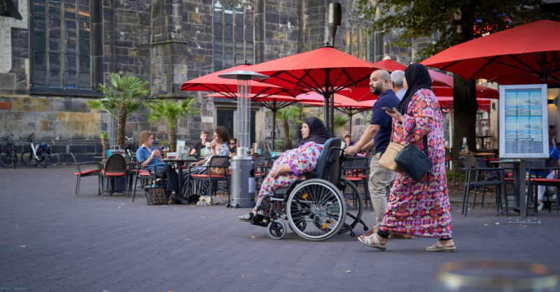 ‘Mooi da’j d’r bint’: Enschedees inclusie-agenda oogst collectief bijval en kritiek, bezuiniging op…