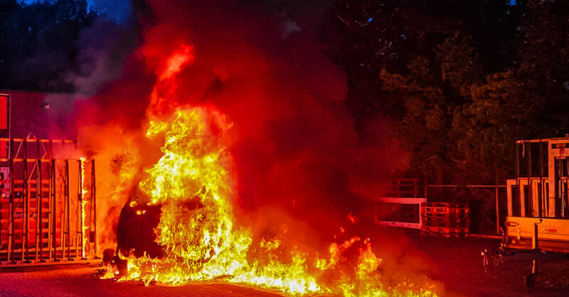 Brand op industrieterrein in Overdinkel; rookpluim ver zichtbaar