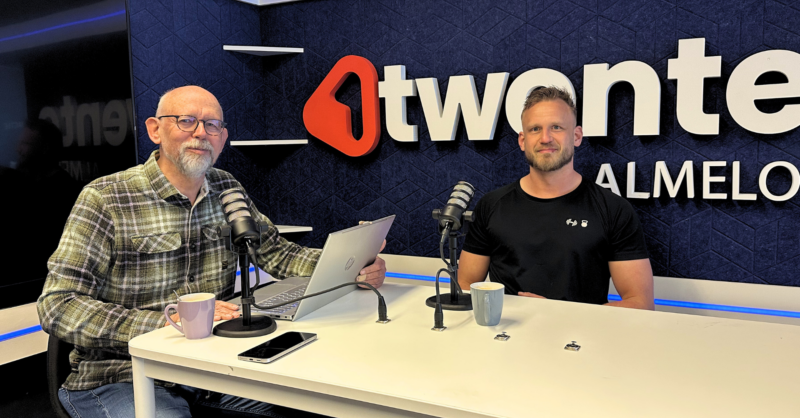 Oud-marinier Thomas Koetsier drijft deelnemers in Almelo tot het uiterste tijdens Mud & Guts