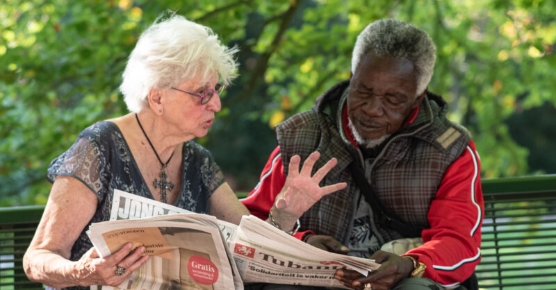 Puck (90) leest dakloze Noordi voor in Enschedees park om hem Nederlands te leren: 'God heeft haar h