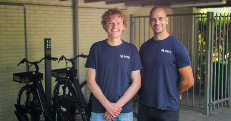 Je fiets op slot zetten en tegelijk opladen? Het kan straks met dit slimme fietsenrek uit Enschede