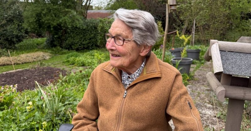Ria (93) kocht huis vanwege bijzondere tuin, nu keert ze na jaren weer terug in Hengelo
