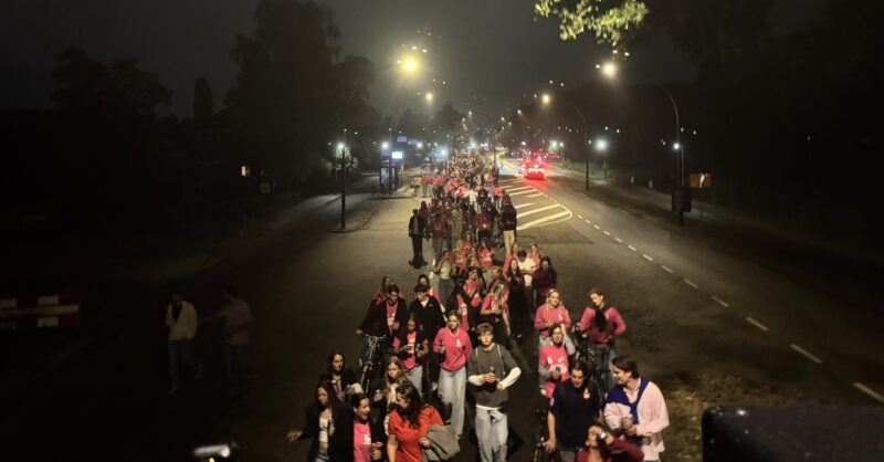 Honderden nieuwe studenten in parade van UT-campus naar Oude Markt tijdens traditionele ‘Road to Ens