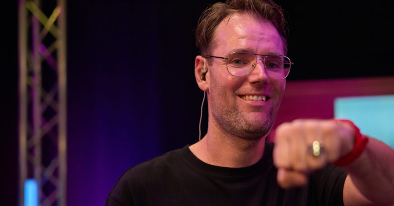 Robin rapt ode aan zijn 700-jarige stad Enschede: ‘Kijk, Willem Wilmink is in de beat verwerkt’