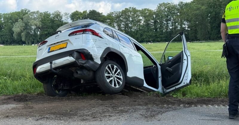 Personenauto belandt in sloot na botsing op kruising in Saasveld