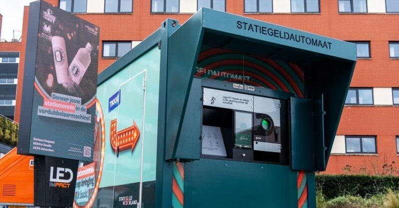 De eerste ‘statiegeld-retourshop’ van Enschede wordt officieel geopend | Miranda de Boer