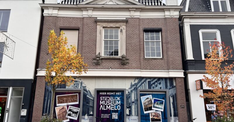 Stedelijk Museum de straat op voor posteractie en meer; zorgen om stagnerende verhuisplannen