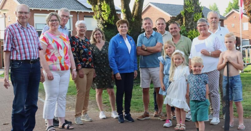 Iepenlaan versiert straat het mooist in kader van 80 jaar vrijheid Wierden