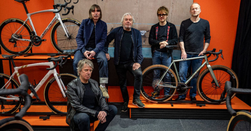 The Analogues op de fiets naar Oldenzaal om geld in te zamelen voor Warchild