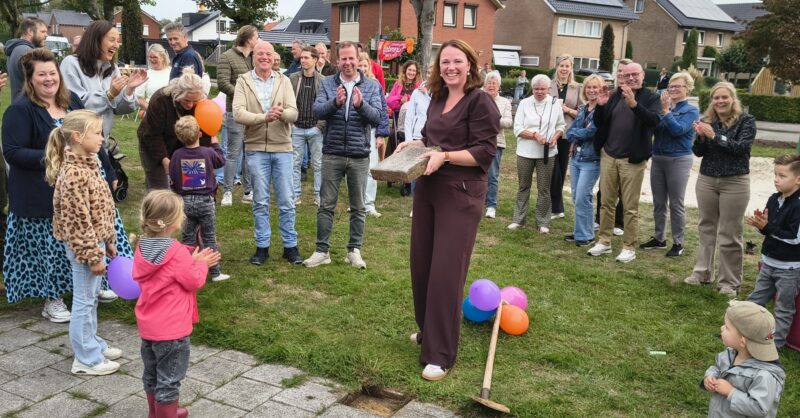Tegels wippen en leggen op Burendag in Tubbergen: ‘Jullie maken de buurt steeds leuker’