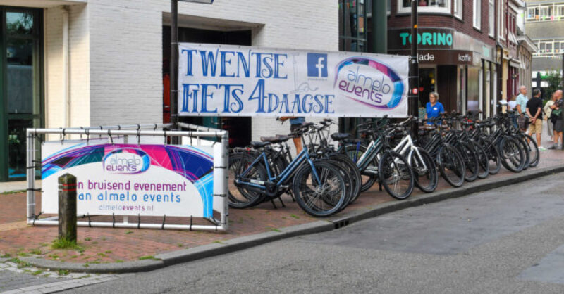 Oudste fietsvierdaagse van Nederland terug in Almelo: 'Sommigen fietsen al veertig jaar mee'