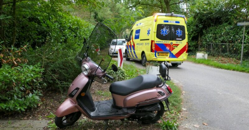 Scooterrijder naar het ziekenhuis na aanrijding met auto in Enschede