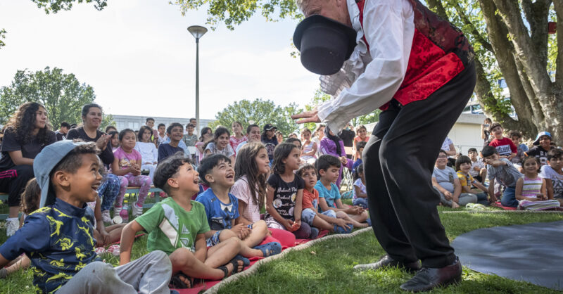 Kinderen in Twentse asielzoekerscentra worden circusartiest voor een middag: 'Even een wereld zonder