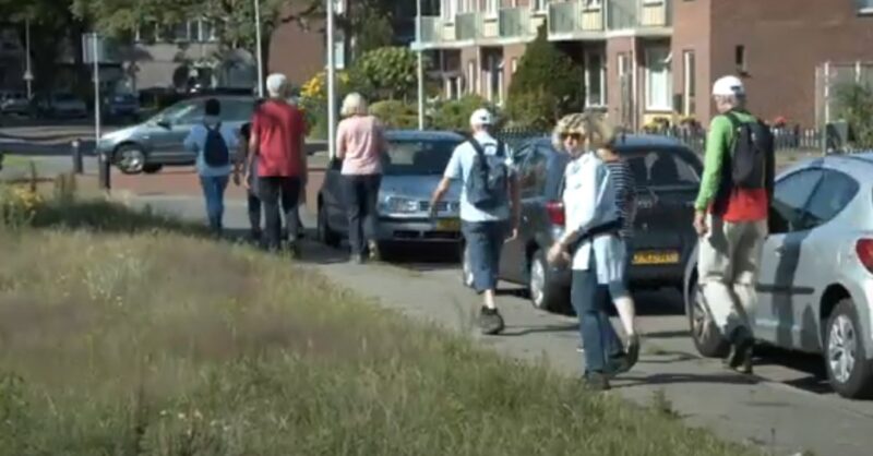 Inwoners Groot Driene maken al wandelend vrienden
