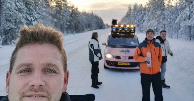 Harbrinkhoekers halen met roze sloopauto in Carbage Run 8.000 euro op voor strijd tegen spierziekte