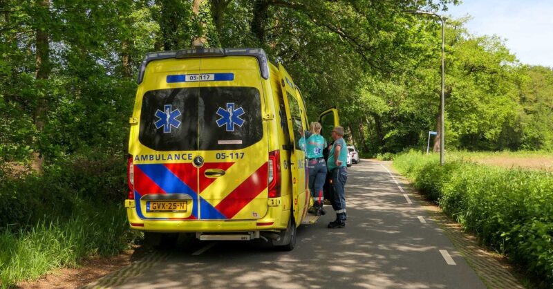 Wielrenner naar het ziekenhuis na harde botsing met auto in Enschede