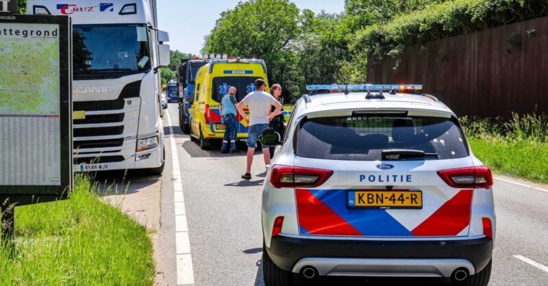 Man raakt gewond bij aanrijding op de Oostweg in Enschede, automobilist rijdt door