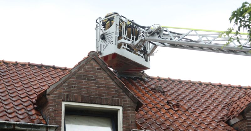 Blikseminslag veroorzaakt gat in dak woning aan Dotterbloemstraat in Almelo, gedeelte van de buurt z