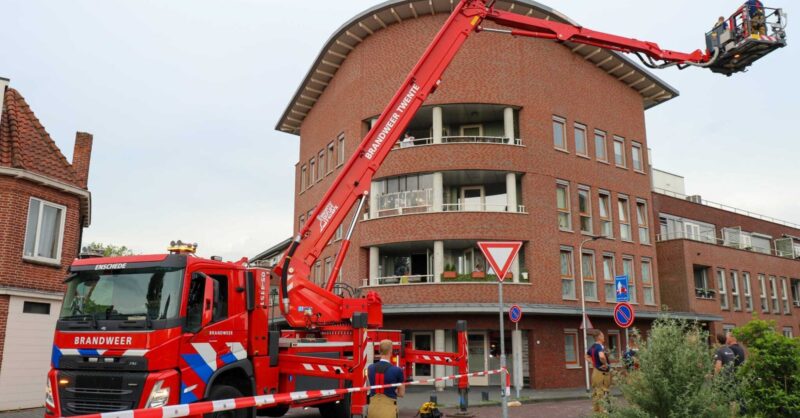Brandweer zet wooncomplex in Enschede af vanwege losgewaaide dakplaten