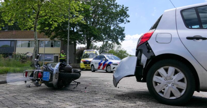 Scooterrijder gewond na botsing met achteruitrijdende auto