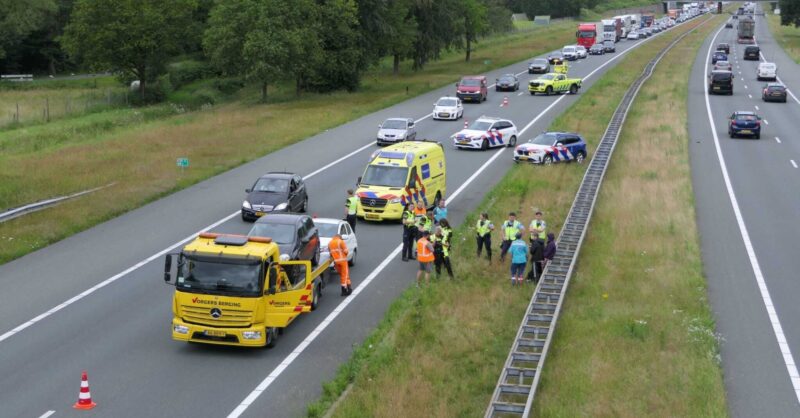 Auto botst achterop vrachtwagen op A35 bij Enschede, flinke file richting Duitsland