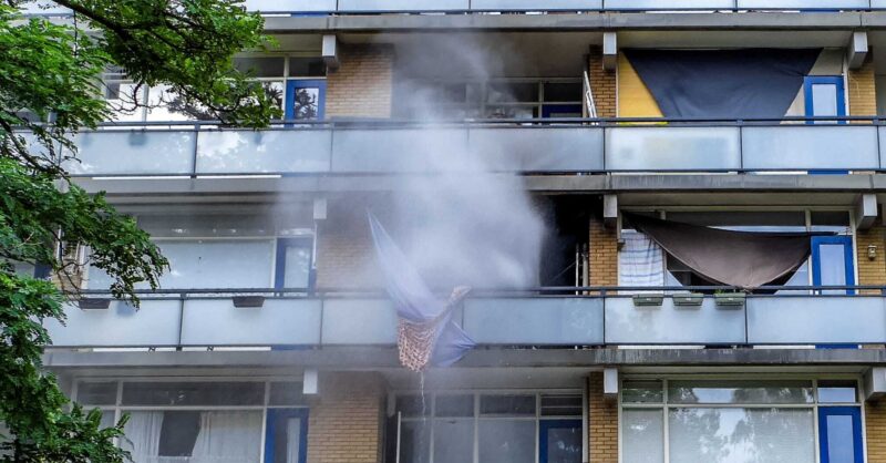 Brand in flatgebouw in Enschede, één persoon naar het ziekenhuis